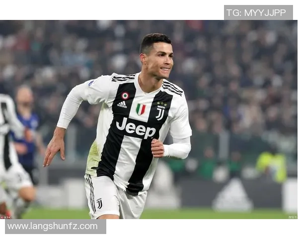 大足球明星展现肌肉魅力与运动精神的完美结合